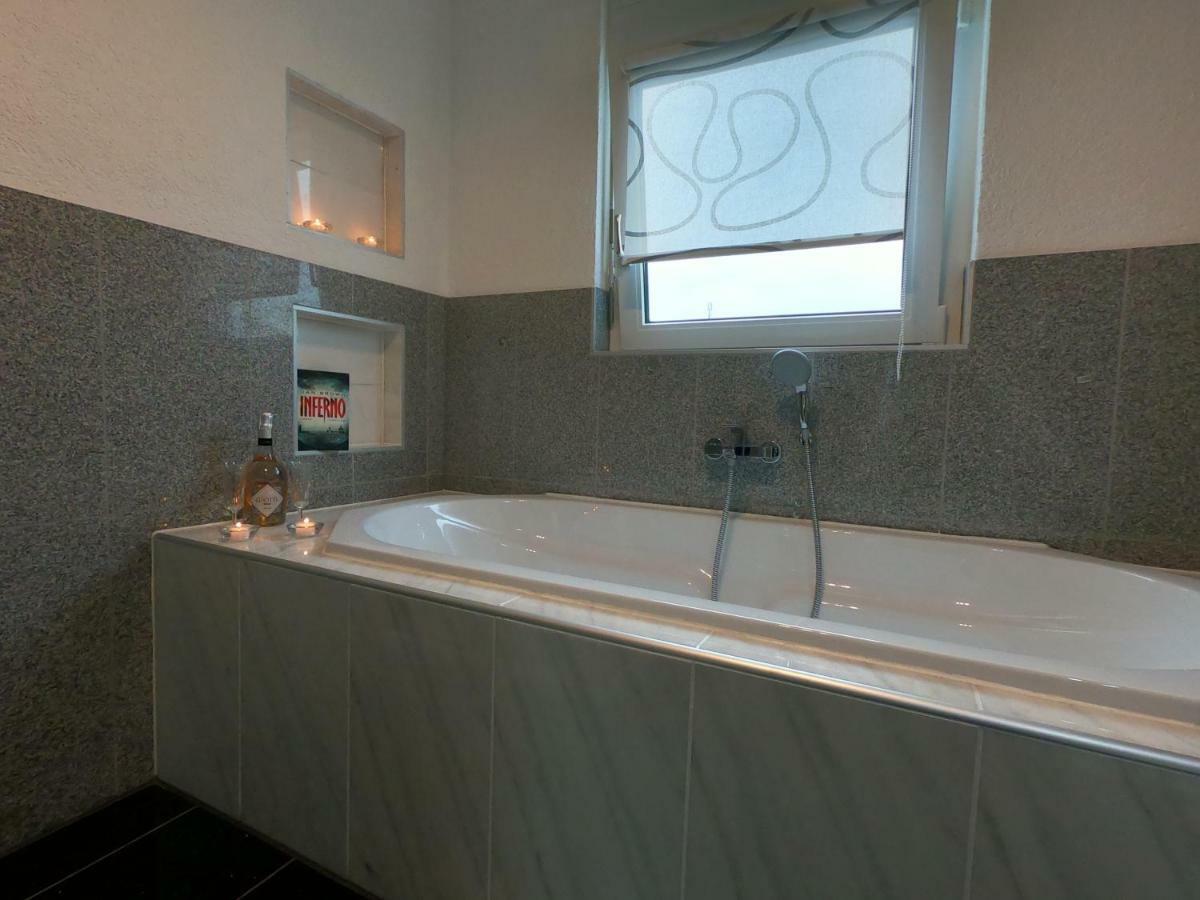 Moderne Helle 2,5 Zimmer Wohnung Mit Grossem Bad Und Kueche In Trossingen Kültér fotó